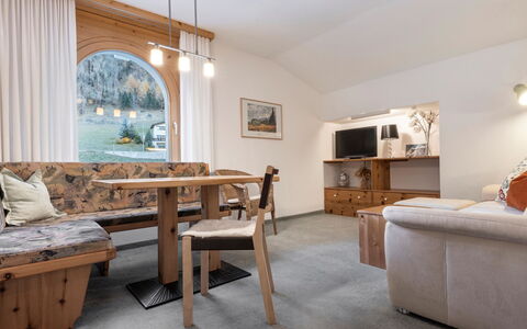 Atlantis Apartments by Mein Samnaun – Mo: Mobilia, Interior Design, Legna, Pavimentazione, Soffitto, Pavimento, Camera, Illuminazione, Soggiorno, Divano