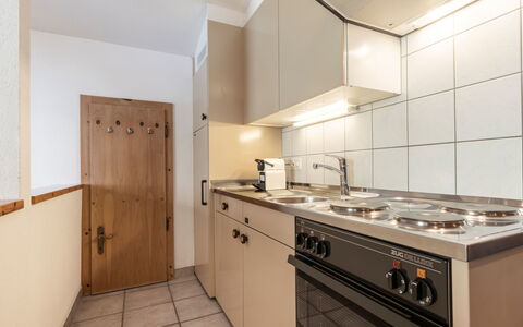 Atlantis Apartments by Mein Samnaun – Mo: Legna, Pavimentazione, Interior Design, Soffitto, Cucina, Apparecchio Major, Cabinetry, Pavimento, Camera, Controsoffitto