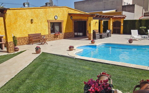 L'Aldea: Proprietà, Casa, Piscina, Backyard, Costruzione, Immobiliare, Casa, Erba, Vacanza, Zona Residenziale
