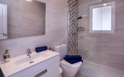 New Antoinette: Specchio, Lavello, Mobiletto Del Bagno, Idraulico Fixture, Proprietà, Rubinetto, Lavandino Del Bagno, Bagno, Viola, Illuminazione