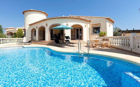 Capi: Acqua, Cielo, Proprietà, Piscina, Azzurro, Natura, Pianta, Blu, Costruzione, Tempo Libero