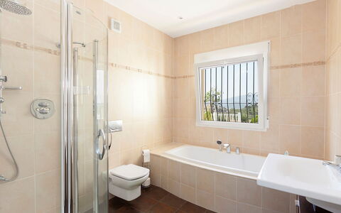 Capi: Bagno, Camera, Proprietà, Interior Design, Piastrella, Idraulico Fixture, Parete, Vasca Da Bagno, Costruzione, Soffitto