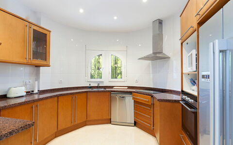 Capi: Controsoffitto, Camera, Proprietà, Mobilia, Cabinetry, Cucina, Costruzione, Interior Design, Immobiliare, Casa