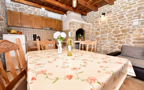 Josipa: Tavolo, Mobilia, Proprietà, Decorazione, Sedia, Costruzione, Tovaglia, Interior Design, Illuminazione, Pianta