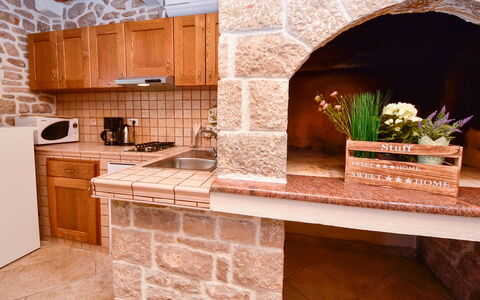 Josipa: Controsoffitto, Proprietà, Pianta, Cabinetry, Costruzione, Fiore, Legna, Vaso Di Fiori, Cucina, Interior Design