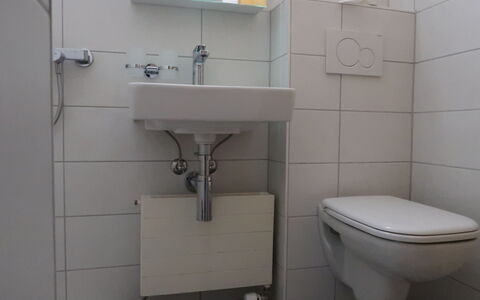 Tarcianne Apt A6: Proprietà, Lavello, Rubinetto, Specchio, Idraulico Fixture, Bagno, Lavandino Del Bagno, Viola, Interior Design, Pavimento