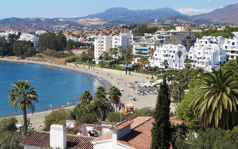 Estepona 108: Acqua, Cielo, Costruzione, Proprietà, Albero, Azzurro, Corpo D'Acqua, Arecales, Casa, Pianta