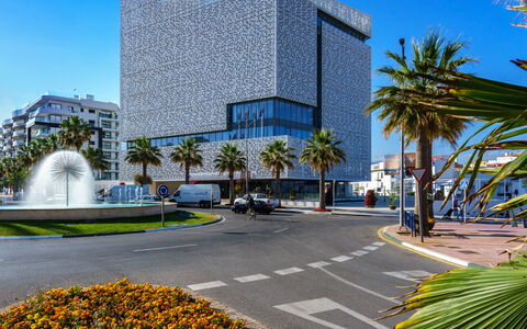 Estepona 108: Cielo, Pianta, Costruzione, Proprietà, Giorno, Azzurro, Botanica, Infrastruttura, Albero, Urban Design