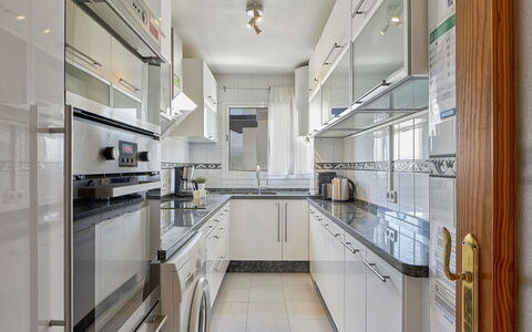 Estepona 108: Cabinetry, Controsoffitto, Mobilia, Cucina, Elettrodomestico Da Cucina, Finestra, Elettrodomestico, Cucina Stufa, Costruzione, Mensola