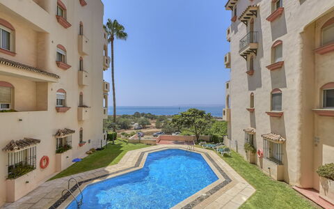 Estepona 108: Acqua, Giorno, Costruzione, Finestra, Cielo, Azzurro, Architettura, Pianta, Urban Design, Condominio