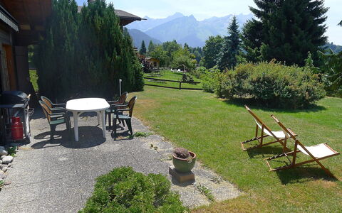 Chalet Lorila: Pianta, Cielo, Proprietà, Costruzione, Nube, Montagna, Albero, Mobili Da Esterno, Shade, Paesaggio Naturale