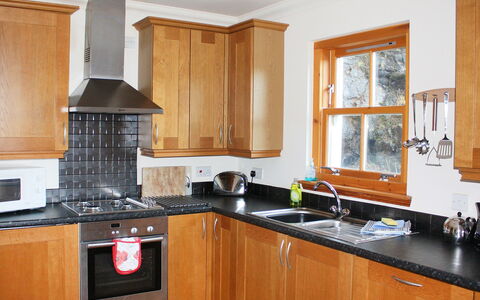 Staffin Road: Cabinetry, Controsoffitto, Lavandino Della Cucina, Proprietà, Lavello, Cucina Stufa, Costruzione, Elettrodomestico Da Cucina, Cucina, Finestra