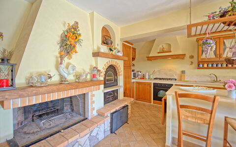 Casa Maria Luisa: Proprietà, Camera, Costruzione, Mobilia, Immobiliare, Interior Design, Casa, Cucina, Pavimento, Tavolo