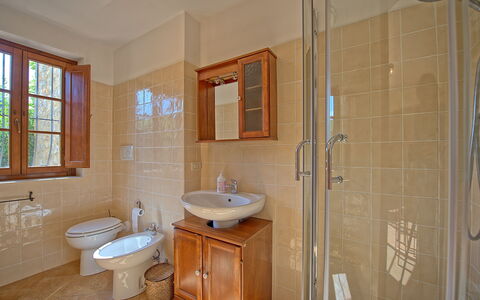 Casa Maria Luisa: Bagno, Camera, Proprietà, Piastrella, Pavimento, Costruzione, Mobiletto Del Bagno, Casa, Parete, Casa