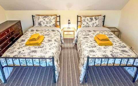 Harlosh: Letto, Camera Da Letto, Bedding, Interior Design, Lenzuolo, Pavimento, Mobilia, Biancheria, Pavimentazione, Tessile