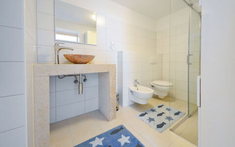 Dubravka: Proprietà, Idraulico Fixture, Costruzione, Bagno, Rubinetto, Interior Design, Viola, Architettura, Lavello