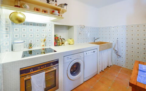 Dubravka: Lavanderia, Cabinetry, Proprietà, Lavatrice, Asciugatrice, Elettrodomestico, Interior Design, Architettura, Pavimento, Apparecchio Major