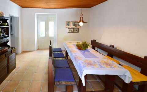 Dubravka: Tavolo, Proprietà, Mobilia, Cabinetry, Legna, Finestra, Interior Design, Pavimento, Pavimentazione