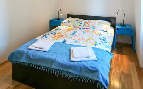 Dubravka: Mobilia, Proprietà, Blu, Cuscino, Comfort, Tessile, Letto, Legna, Pavimento, Pavimentazione