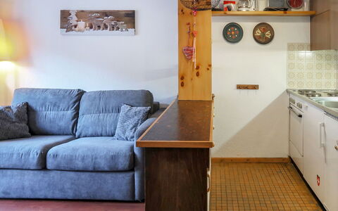 Nendaz 664: Lavandino Della Cucina, Cabinetry, Divano, Proprietà, Mobilia, Controsoffitto, Elettrodomestico Da Cucina, Lavello, Azzurro, Legna