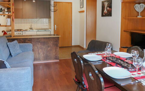 Nendaz 664: Tavolo, Mobilia, Proprietà, Tavola, Legna, Sedia, Cucina, Divano, Cabinetry, Costruzione