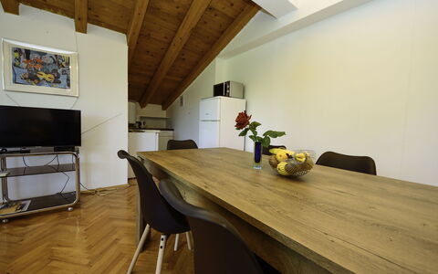 Anica: Tavolo, Mobilia, Costruzione, Pianta, Legna, Architettura, Interior Design, Pavimento, Casa, Pavimentazione