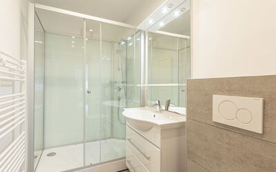 Für Bis zu 2 Personen 100.30: Idraulico Fixture, Rubinetto, Specchio, Proprietà, Mobiletto Del Bagno, Lavello, Cabinetry, Costruzione, Bagno, Lavandino Del Bagno
