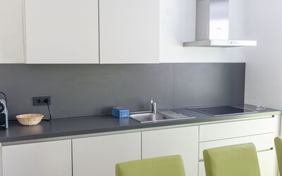 Für Bis zu 8 Personen mit Ir Sauna 100.36: Lavandino Della Cucina, Cabinetry, Proprietà, Controsoffitto, Lavello, Rubinetto, Cucina Stufa, Interior Design, Cucina