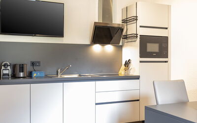 Für Bis zu 2 Personen 100.27: Cabinetry, Proprietà, Controsoffitto, Lavello, Rubinetto, Cucina Stufa, Elettrodomestico, Interior Design, Cucina, Legna