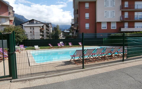 Le Grand Panorama 412: Costruzione, Cielo, Nube, Finestra, Acqua, Manto Stradale, Recinzione, Asfalto, Albero, Urban Design