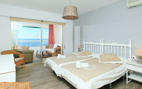 Benidorm 926: Camera Da Letto, Mobilia, Camera, Proprietà, Interior Design, Letto, Pavimento, Costruzione, Lenzuolo, Parete