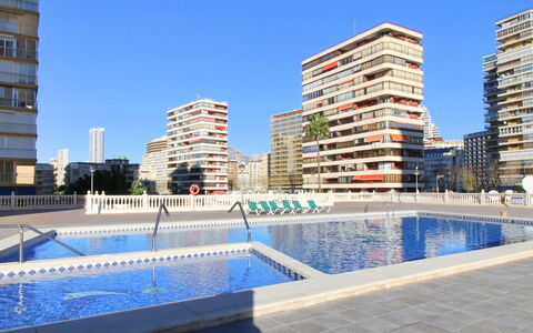 Benidorm 926: Acqua, Cielo, Costruzione, Giorno, Piscina, Azzurro, Urban Design, Condominio, Tempo Libero, Palazzone