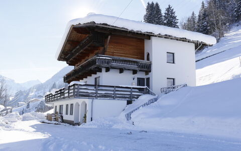 Aschau im Zillertal 330: Cielo, Neve, Nube, Proprietà, Costruzione, Finestra, Albero, Casa, Montagna, Pendenza
