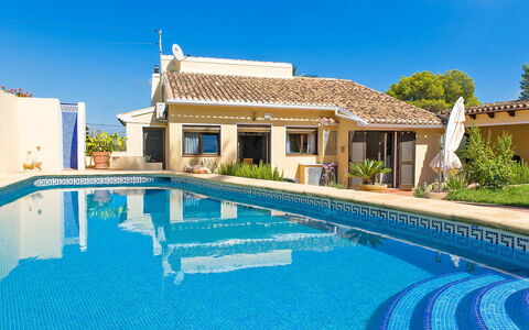 Ui-Tje: Acqua, Cielo, Pianta, Proprietà, Costruzione, Nube, Azzurro, Piscina, Albero, Arecales