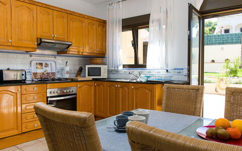 Ui-Tje: Cabinetry, Controsoffitto, Mobilia, Proprietà, Cucina, Sedia, Pianta, Legna, Pianta Della Casa, Costruzione