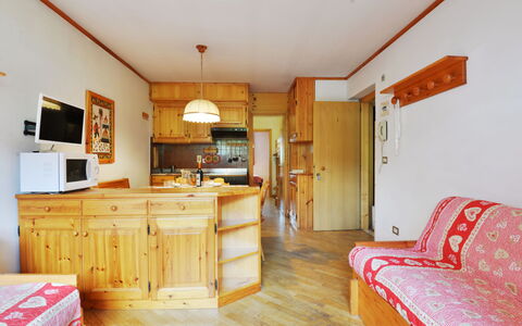Canazei 570: Cabinetry, Mobilia, Controsoffitto, Cassetto, Legna, Sedia, Comfort, Arancia, Soggiorno, Pavimentazione