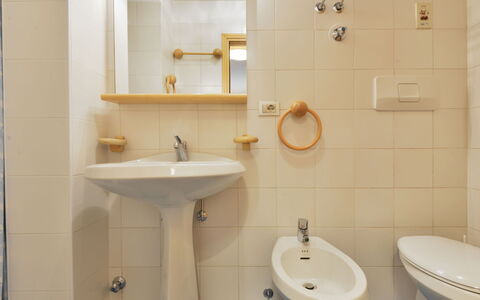 Canazei 570: Specchio, Rubinetto, Idraulico Fixture, Lavandino Del Bagno, Lavello, Proprietà, Bianca, Bagno, Viola, Interior Design
