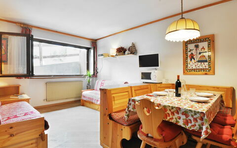 Canazei 570: Tavolo, Mobilia, Cabinetry, Cornice, Costruzione, Sedia, Cassetto, Legna, Interior Design, Finestra