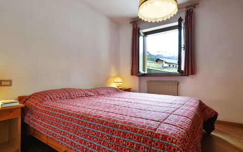 Canazei 570: Costruzione, Mobilia, Finestra, Comfort, Legna, Casa, Illuminazione, Interior Design, Letto, Telaio Del Letto