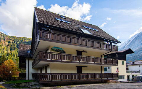 Canazei 590: Legna, Illuminazione, Interior Design, Pavimentazione, Pavimento, Soggiorno, Immobiliare, Latifoglie, Tavolo, Fascio