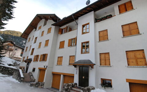 Monti Pallidi: Costruzione, Proprietà, Cielo, Finestra, Bianca, Neve, Nube, Legna, Albero