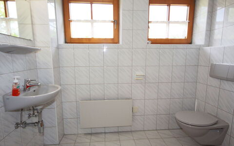 Almvilla: Idraulico Fixture, Costruzione, Proprietà, Finestra, Lavello, Rubinetto, Bagno, Lavandino Del Bagno, Interior Design