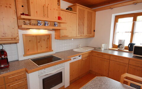 Almvilla: Controsoffitto, Cabinetry, Proprietà, Mobilia, Costruzione, Finestra, Bianca, Cucina, Elettrodomestico Da Cucina, Cucina Stufa