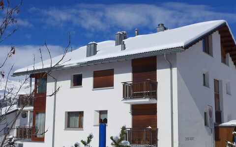 Chesa Vadret 12: Nube, Cielo, Costruzione, Finestra, Pianta, Neve, Casa, Zona Residenziale, Quartiere