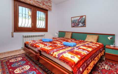 Rustical Mont Roig: Camera Da Letto, Letto, Lenzuolo, Camera, Mobilia, Telaio Del Letto, Proprietà, Rosso, Bedding, Pavimento