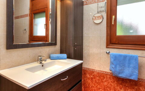 Rustical Mont Roig: Bagno, Camera, Proprietà, Mobiletto Del Bagno, Lavello, Interior Design, Piastrella, Costruzione, Bagno Accessorio, Rubinetto