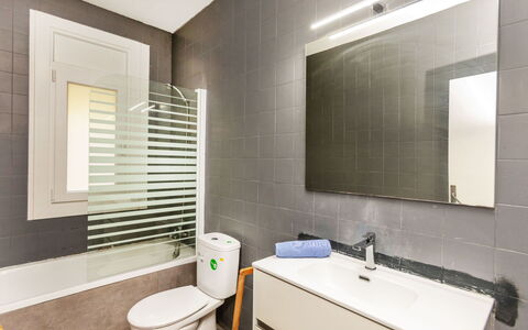 Villa Pinos: Pavimentazione, Parete, Interior Design, Pavimento, Idraulico Fixture, Bagno, Toilet Seat, Gabinetto, Soffitto, Idraulico