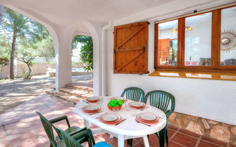 Villa Pinos: Tavolo, Mobilia, Proprietà, Finestra, Pianta, Sedia, Verde, Legna, Interior Design, Illuminazione