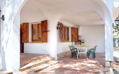 Villa Pinos: Azzurro, Legna, Costruzione, Tavolo, Interior Design, Pianta Della Casa, Shade, Pavimento, Pavimentazione, Sedia