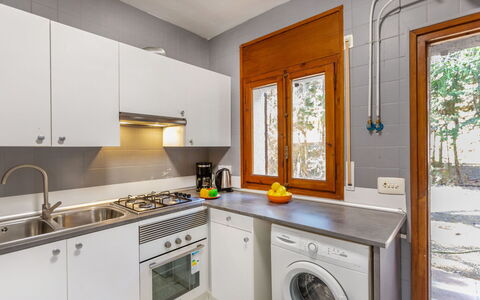 Villa Pinos: Cucina, Apparecchio Major, Elettrodomestico Da Cucina, Controsoffitto, Pavimentazione, Interior Design, Elettrodomestico, Cabinetry, Soffitto, Pavimento